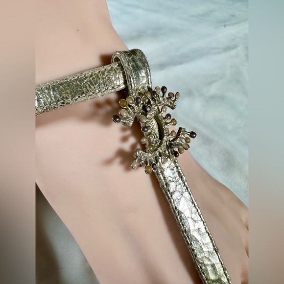 CHANEL Metallic Gold Thong T-Strap Sandals
Made in Italy - Picture 6 of 16